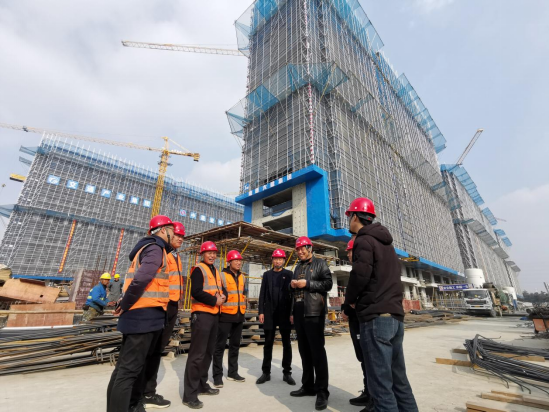 講臺(tái)搭在工地  理論送到一線 市交通集團(tuán)72#D安置房項(xiàng)目“姚名嘴”送來(lái)“精神糧”