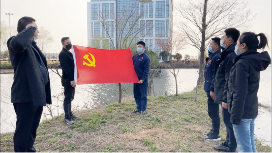 交通產(chǎn)業(yè)集團(tuán)如皋港板塊開展“春風(fēng)又綠江岸，綠色發(fā)展同行”主題黨日活動(dòng)